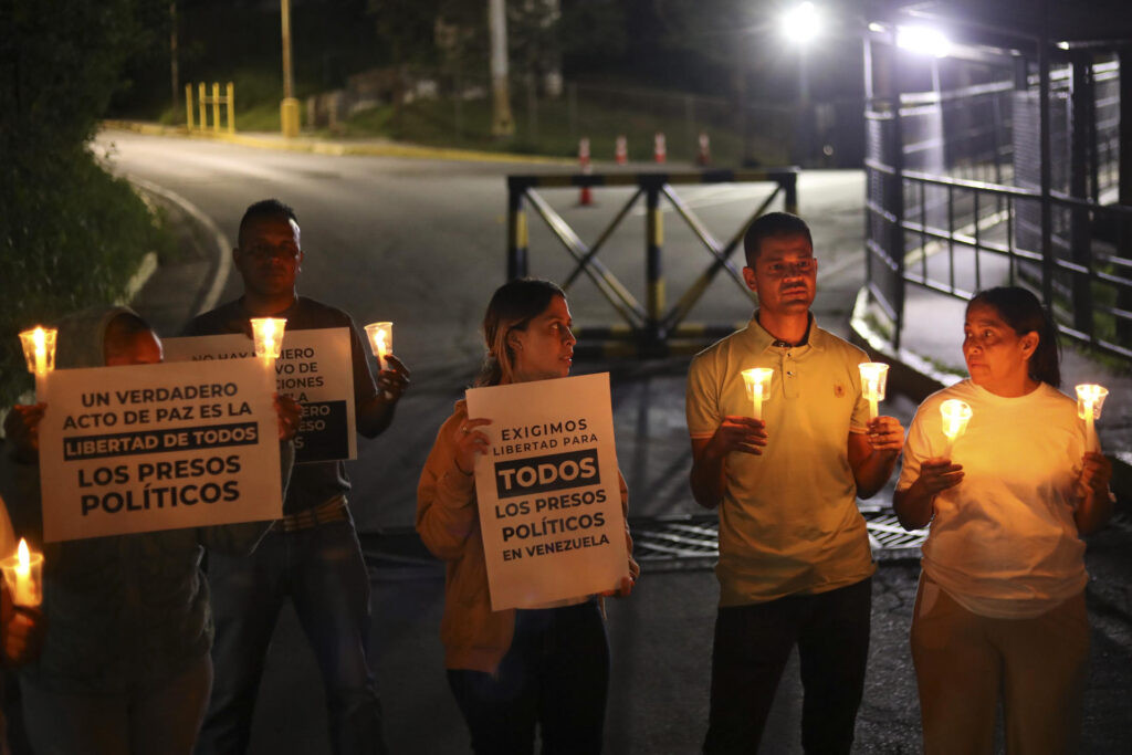 Vigilias en la segunda noche de espera por excarcelación de presos políticos en Venezuela (FOTOS)