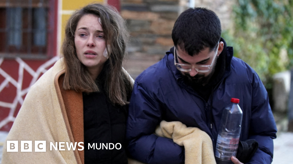 "Vimos cómo moría gente alrededor pero no podíamos hacer nada": los relatos de los sobrevivientes en el accidente de tren en España
