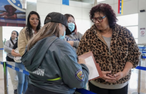 Vuelo con 309 migrantes venezolanos llegó desde Arizona
