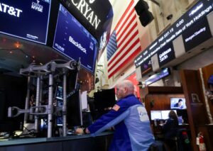 Wall Street abre en rojo, con subidas en las empresas de defensa y el foco en Venezuela
