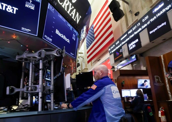 Wall Street abre en rojo, con subidas en las empresas de defensa y el foco en Venezuela