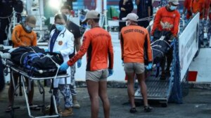 al menos 15 muertos y 316 rescatados tras el naufragio de un ferri