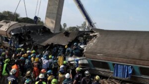 al menos 31 muertos y más de 60 heridos por una grúa que cayó sobre un tren