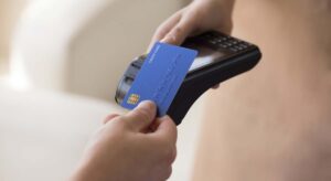 apoya recortar las comisiones que cobran las firmas de tarjetas por cada pago
