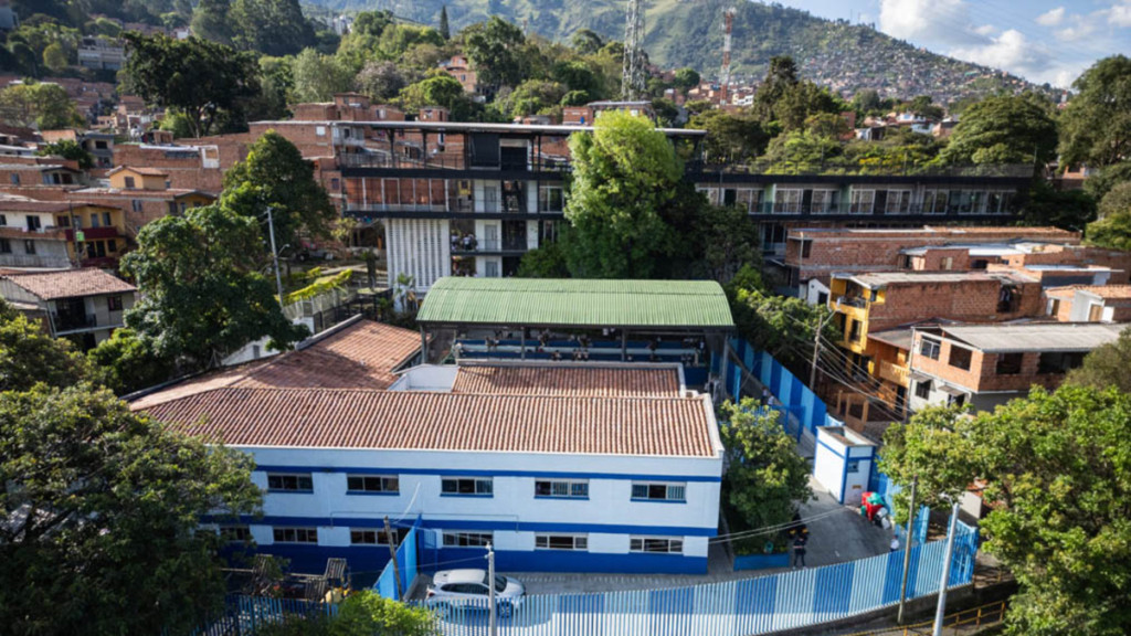 así es la transformación silenciosa de las escuelas de Medellín