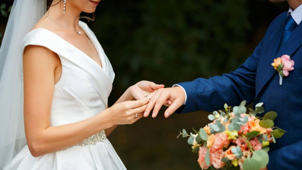 contrató a un hombre para que le organizara su boda y le robó 31 millones de pesos