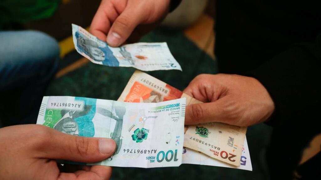 el 39 % de los adultos alcanza el nivel mínimo deseable de conocimientos sobre manejo de dinero