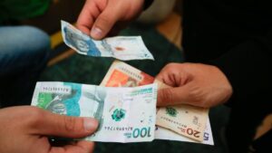 el 39 % de los adultos alcanza el nivel mínimo deseable de conocimientos sobre manejo de dinero