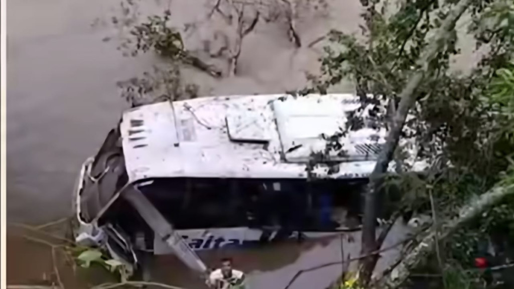 habría sucumbido a las aguas tras el fatal accidente que dejó 15 heridos