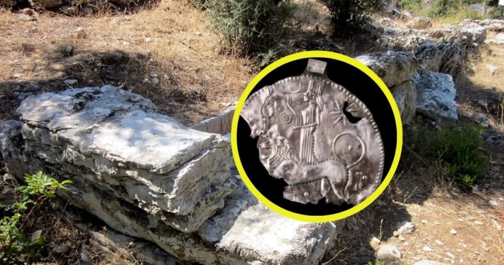 hayan una joya de plata con la representación de la diosa mesopotámica Ishtar