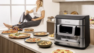 tiene una capacidad de 18 litros y piedra para pizzas
