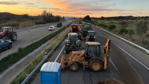 última hora de las concentraciones en Catalunya, Francia y resto de Europa contra el Mercosur y los cortes en la AP-7 y otras carreteras | elperiodico.com