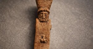 un estilete de hueso con un pene erecto desde hace 2.500 años