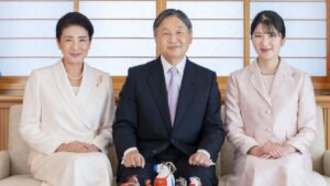 un hombre se desnudó frente al emperador de Japón durante el saludo de Año Nuevo