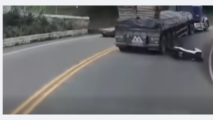 un motociclista quedó a centímetros de ser aplastado por las llantas de un tractocamión
