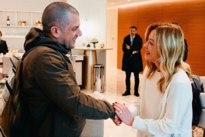«¡Bienvenidos a casa!»: Meloni recibe a pie de pista a los dos italianos liberados en Venezuela | elmundo.es