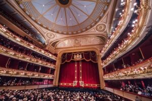 ¿Aceptarías el trabajo? Millonaria busca alguien que la acompañe al teatro, cenas elegantes y eventos top