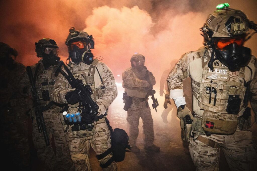 Agentes de ICE lanzan gases lacrimógenos en una protesta contra las redadas a inmigrantes irregulares, el 14 de enero en Mineápolis.