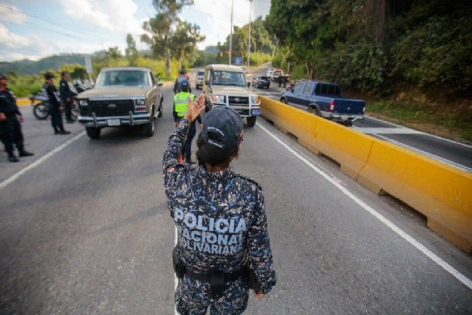 ¿Funcionarios policiales tienen permitido revisar celulares en alcabalas? Lo que debes saber al respecto
