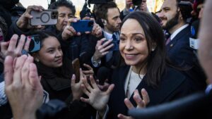 ¿Por qué la oposición venezolana no está saliendo a las calles? La inacción de una mera espectadora de la red que tejen Trump y Delcy Rodríguez | elperiodico.com