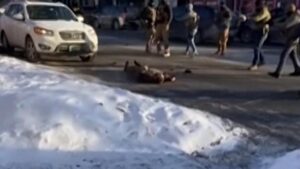 ¿Qué ha sucedido en Mineápolis? El vídeo que cuestiona la versión de Trump y su gobierno y las claves de la muerte de Alex Pretti | elperiodico.com