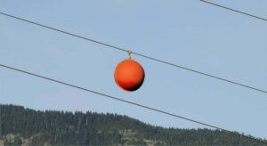 ¿Qué son las las bolas rojas en los cables de alta tensión y por qué son tan importantes?