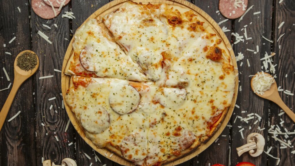 ¿Queso arriba o abajo? Este es el orden correcto para hacer una pizza casera como un auténtico italiano