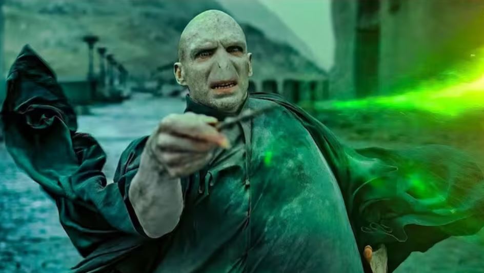 ¿Se le escapó? Ralph Fiennes habría revelado el nombre del actor que interpretaría a Voldemort