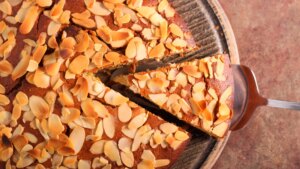 ¿Te sobró turrón? Receta fácil de tarta de turrón y queso