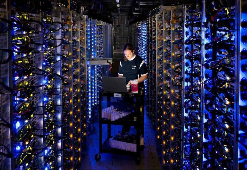 INTERIOR DE LAS ENTRAÑA DE UN CENTRO DE DATOS, GRANDES NAVES REPLETAS DE ORDENADORES QUE REALIZAN CALCULOS DIA Y NOCHE PARA ALMACENAR CANTIDADES INGENTES DE INFORMACION Y PARA PERMITIR EL FUNCIONAMIENTO CADA VEZ MAS OPTIMO DE INTERNET.
