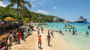La paradisíaca isla del Caribe donde sus habitantes no tienen derecho a usar las playas