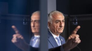 ATAQUE EEUU-ISRAEL A IRÁN | El hijo mayor del derrocado sah de Irán, Reza Pahlavi, habla de «intervención humanitaria» de EEUU e Israel y pide a los iranís «acabar la tarea» | elperiodico.com