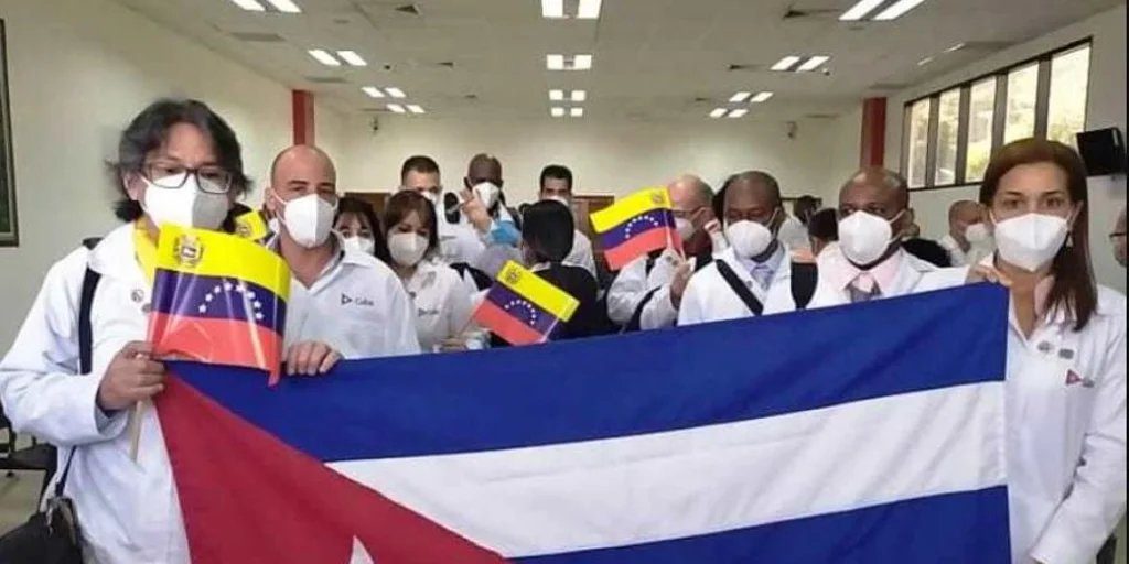 Agentes y médicos cubanos abandonan en masa Venezuela y Guatemala