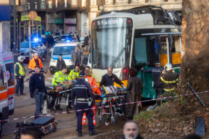 Al menos dos muertos y 39 heridos en Milán (Italia) al estrellarse un tranvía contra un edificio | europapress.es