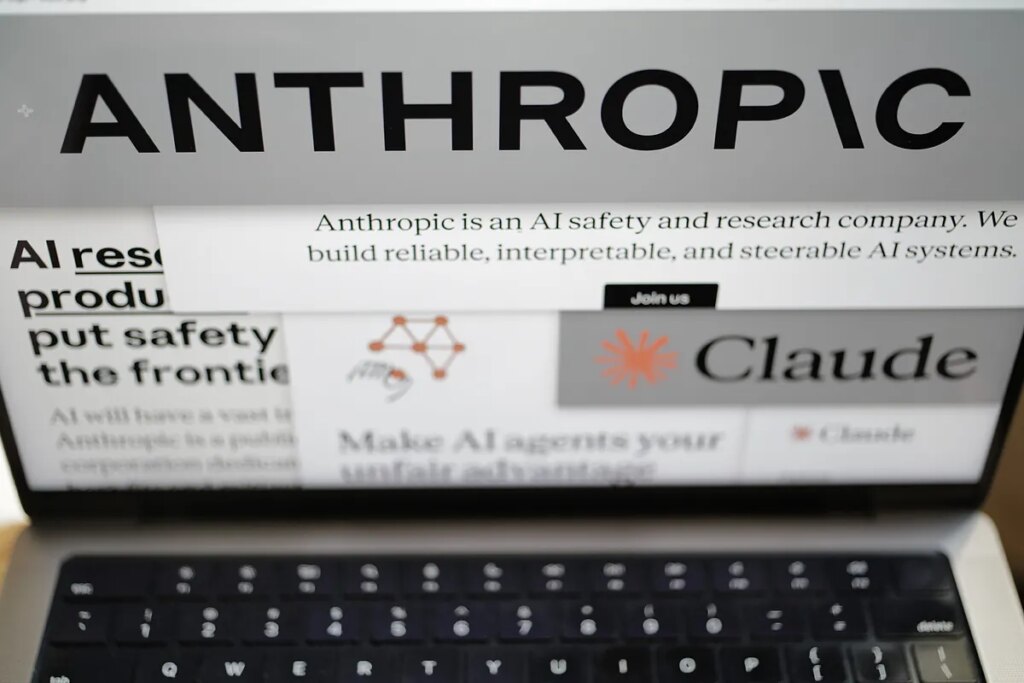 Anthropic denuncia que el Departamento de Defensa de EEUU les exige eliminar todas las salvaguardas que impiden usar la IA para vigilancias masivas de estadounidenses y el uso de drones armados autónomos