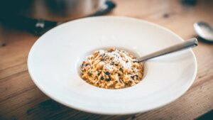 Aprovechando que siguen de temporada, la receta para hacer un risotto con calçots