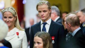 Arrestan al hijo de la princesa Mette-Marit de Noruega dos días antes de su juicio por violación y agresiones