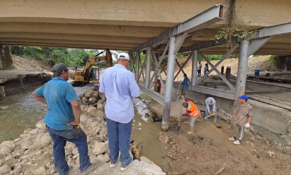 Avanza rehabilitación del puente sobre el río El Arenoso en Mérida