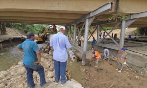 Avanza rehabilitación del puente sobre el río El Arenoso en Mérida