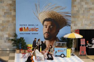 Bad Bunny encabeza la lista de Apple en China con una canción en español