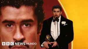 Bad Bunny hace historia en los Grammy: «Debí tirar más fotos» es el primer disco en español en ganar como Mejor Álbum del Año