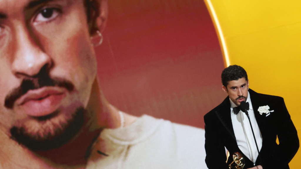 Bad Bunny hace historia y gana el Grammy a mejor álbum del año con 'DeBÍ TiRAR MáS FOToS', disco hecho totalmente en español