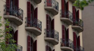 Barcelona eleva a 30.000 euros las ayudas para rehabilitar viviendas de alquiler social