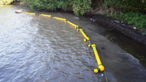 Barranquilla instala retenedores flotantes en Mallorquín para capturar residuos sólidos y mejorar la salud ambiental del cauce del río