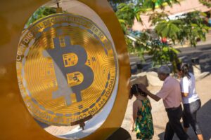 Bitcoin cae a su precio más bajo desde la victoria electoral de Donald Trump