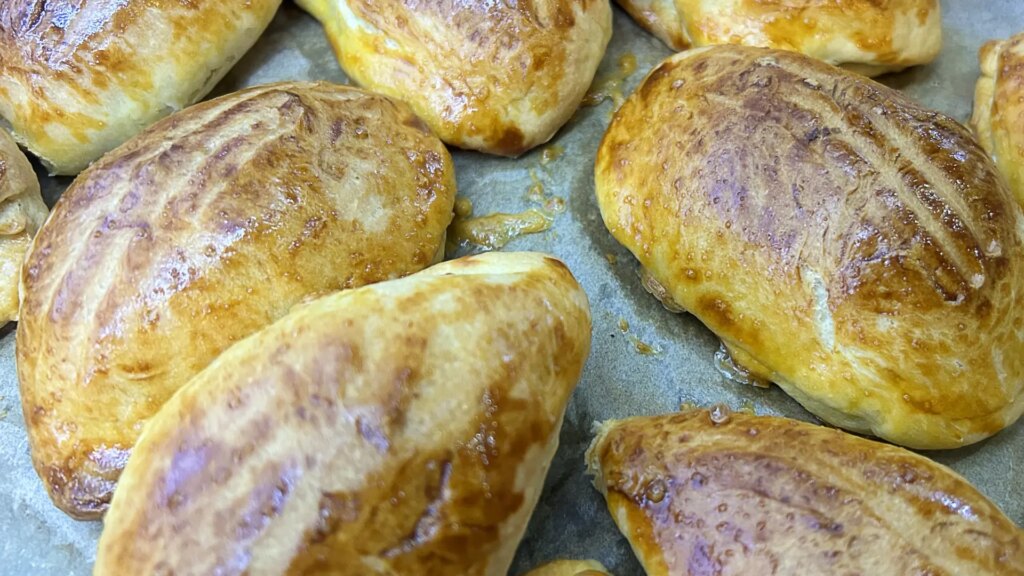Bollos salados de queso con toque picante sin gluten, una receta sencilla y deliciosa