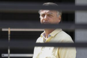 Bolsonaro vuelve a sufrir vómitos y crisis de hipo en prisión, según sus abogados – AlbertoNews