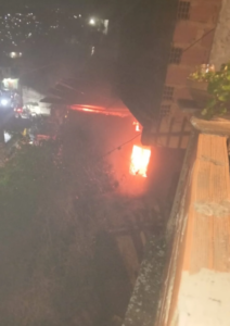 Bomberos controlan el incendio de una vivienda