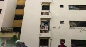 Cae de un cuarto piso mientras instalaba un aire acondicionado
