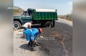 Camión volteo con 10 toneladas de asfalto se volcó cerca del Complejo Petroquímico de Jose